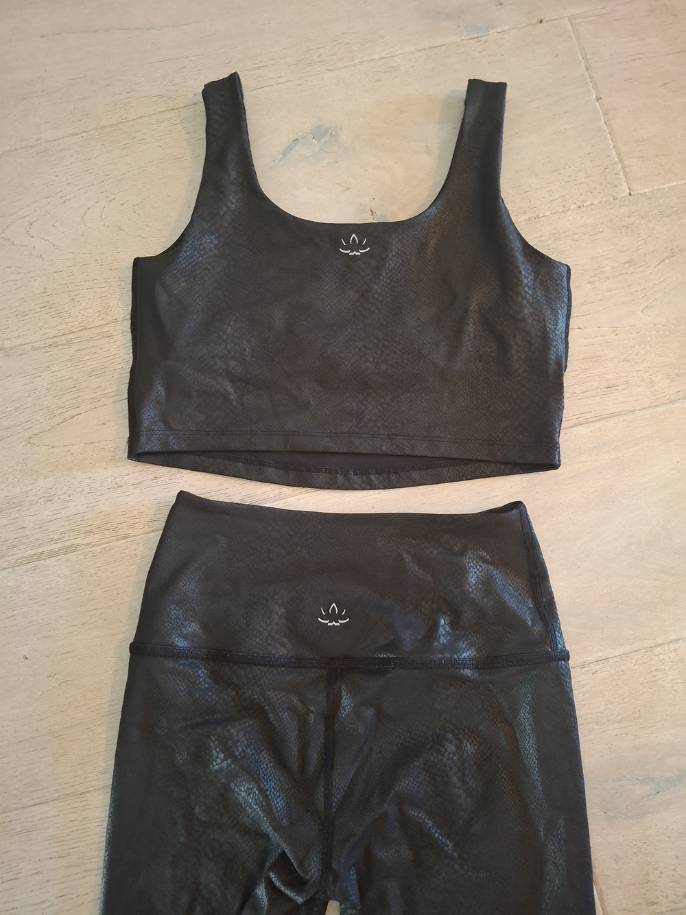 2 Piece Beyond Yoga Black Snake-Texture Active Set